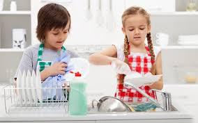dzieci myja naczynia